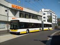 Swisstrolley3 Nr. 106 beim Zentrum Neuhausen am 31.8.2011. Nun sind bereits 4 Fahrzeuge im Betriebseinsatz, die drei brigen folgen bis Ende September.