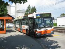 BSU MB 405N Nr. 65 auf der Linie 3 bei der Haltestelle Lohn-Lterkofen Bahnhof. Beim BSU sind plamssig leider keine 405er mehr in Einsatz. Der letzte, 405N Nr. 64, wurde per 31.05.2011 wegen den Altersbeschwerden ausrangiert. Es sind jedoch noch 5 Reserve Fahrzeuge einsatzbereit; 2 x 405GN (Nr. 56+57, regelmssig im Einsatz), 2 x 405N (Nr. 63+65, selten im Einsatz) und ein 405G (Nr. 59, ca. 1-2 Einstzte als Schler- oder Bahnersatzkurse pro Jahr), 02.09.2011.