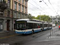VBZ Nr. 74 (Hess Lightram 3 BGGT-N2C) am 1.9.2011 beim Lwenplatz. Bei den Tramgeleisen am Lwenplatz wurde auch der Belag erneuert. Hierzu knnen die Busse der Linie 31 nicht wie die Trams auf den Gleisen weiterfahren. Sondenr mssen kurz vorher die Stromabnehmer einziehen und die Baustelle mit dme Hilfsmotor umfahren.