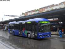 VZO Nr. 75 (Volvo 7700 Hybrid) am regnerischen 1.9.2011 beim Bhf. Uster. Der VZO Hbyridbus wird vorwiegend auf den Ustemer Stadtlinien eingesetzt, wo die VZO 2 Fahrzeug Umlufe stellt, die den ganzen Tag nur in Ustr fahren. Daneben fahren auch Postautos und VZO-Gelenkbusse in Uster, dies um Stilllager zu vermeiden.
