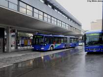 VZO Nr. 58 + 75 (Mercedes Citaro O530G + Volvo 7700 Hybrid) am regnerischen 1.9.2011 beim Bhf. Uster.