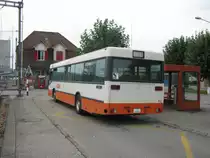 BSU MB 405N, Nr. 63, auf der Linie 3 bei der Haltestelle Lohn-L�terkofen Bahnhof. Dieses Fahrzeug ist nur noch einserne Reserve, an diesem Sonntag jedoch wieder einmal im Einsatz, 04.09.2011.