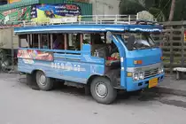 Song Teow. Nr. 8459-57, am 24.Aug. 2011 in Thung Song. Diese umgebauten Isuzu  werden in ganz Thailand f�r den Nahverkehr eingesetzt. Das Wort Song (thail.: zwei) Teow (thail.: B�nke) beschreibt eindeutig den Umbau mit 2 B�nken in L�ngsrichtung.