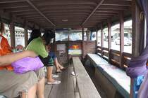 Fahrgastraum des Song Teow. Nr. 8459-57, am 24.Aug. 2011 in Thung Song. Diese umgebauten Isuzu  werden in ganz Thailand fr den Nahverkehr eingesetzt. Das Wort Song (thail.: zwei) Teow (thail.: Bnke) beschreibt eindeutig den Umbau mit 2 (manchmal auch 3) Bnken in Lngsrichtung. In der Hhe ist der Fahrgastraum allerdings sehr bescheiden, was mir, mit 1.94m Kpergre, doch einige Probleme bereitet.