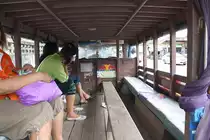 Fahrgastraum des Song Teow. Nr. 8459-57, am 24.Aug. 2011 in Thung Song. Diese umgebauten Isuzu  werden in ganz Thailand f�r den Nahverkehr eingesetzt. Das Wort Song (thail.: zwei) Teow (thail.: B�nke) beschreibt eindeutig den Umbau mit 2 (manchmal auch 3) B�nken in L�ngsrichtung. In der H�he ist der Fahrgastraum allerdings sehr bescheiden, was mir, mit 1.94m K�pergr��e, doch einige Probleme bereitet.