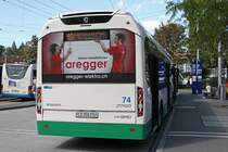 Langsam bekommen alle Volvo 7700 Hybrid der vbl eine Heckwerbung. Dabei hat Wagen Nr. 74 eine etwas kreativere Variante erwischt. Aufgenommen am 9. September 2011 am Bahnhof Luzern.