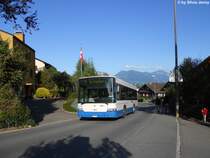 Vor der Rigi kmpft isch am 9.9.2011 der Scania Nr. 572 bei der Haltestelle Unter-Dattenberg den Dattenberg hoch...