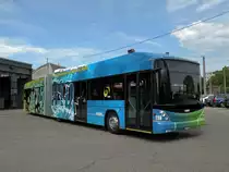Nun ist der zweite Hybrid-Testbus in Basel eingetrtoffen. Es handelt sich dabei um den SwissHybrid von der Firma Hess. Bei den BVB hat der Bus die Betriebsnummer 738 erhalten und wird zuerst auf der Linie 36 und spter auf der Linie 34 eingesetzt. Hier steht der Bus auf dem Hof der Garage Rankstrasse. Die Aufnahme stammt vom 17.09.2011.