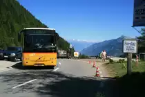 Ein Volvo Postauto auf dem Kurs Martigny-Trient am Col de Forclaz; 28.08.2011