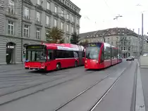 Bern mobil - Volvo 7700  Nr.811  BE  612811 unterwegs als Fahrschule neben dem Tram 667 in der Stadt Bern am 09.09.2011