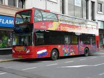 Mit diesem Bus  City Sightseeing Luxembourg  kann man Stadtrundfahrten machen. Bei gutem Wetter fhrt man Open Air auf dem Oberdeck. Mit der Tageskarte kann man an mehreren Haltestellen aussteigen, um Sehenswrdigkeiten zu besichtigen und mit einem folgenden Bus weiterfahren. Foto aufgenommen beim Hauptbahnhof in Luxemburg am 20.01.08. 