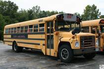 Alter Thomas build Buses School Bus auf International S-Series Fahrgestell. Als Eigent�mer trug der Bus zum Zeitpunkt der Aufnahme (17.September 2011 bei den Meramec Caverns)  Cavern Canoe and Raft  aus Stanton / Missouri.
