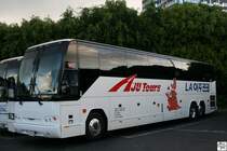 Prevost H-Series  AJU Tours / Mutual Trans Inc. , aufgenommen am Eingang der Universal Studios in Hollywood / Kalifornien am 30. September 2011.