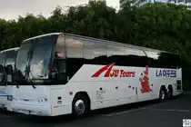 Prevost H-Series  AJU Tours / Mutual Trans Inc. , aufgenommen am Eingang der Universal Studios in Hollywood / Kalifornien am 30. September 2011.