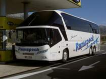 Neoplan Starliner, 324 KW, 13.99 Meter lang, 2.55 Meter breit, 3.90 Meter hoch
(08.10.2011)