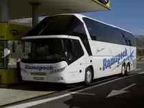 Neoplan Starliner, 324 KW, 13.99 Meter lang, 2.55 Meter breit, 3.90 Meter hoch
(08.10.2011)