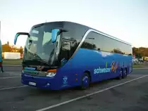 Der Setra S 416 HDH Sonderedition 60 Jahre Setra-Bus,der Fa. Schweizer-Reisen aus dem Schwarzwald, steht auf der Rast�tte Bruchsal an der A 5.