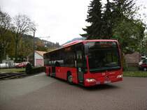 KA-SB 628 erreicht am 30.10.2011 soeben als Linie 116 den Bahnhof Bad Herrenalb, kurz darauf wird er als Linie 113 nach Moosbronn weiterfahren.