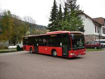 Als Linie 719 aus Calw (Bderbus) erreicht am 30.10.2011 KA-SB 716 den Bahnhof Bad Herrenalb.