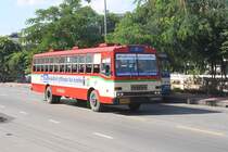 Isuzu-Bus der Linie 7 mit der Nr. 6-50410 am 29.Okt. 2011 in Bangkok beim Bf. Hua Lamphong.