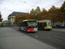 KA-VK 738 ist gerade auf dem Weg zur Heidenst�ckersiedlung auf der Linie 52, als er Stra�enbahnwagen 308 am 02.11.2011 auf dem Bahnhofsvorplatz in Karlsruhe begenet.