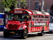 Touristbus-Amsterdam wartet am Damrak auf Fahrg�ste;110903