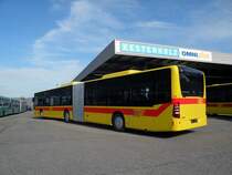 Fabrikneuer Mercedes Citaro der BLT mit der Betriebsnummer 55 auf dem Hof von Kestenholz in Pratteln. Liniks stehen noch die  Schn�pplibusse  der BVB, die aus Platzgr�nden hier abgestellt werden. Die Aufnahme stammt vom 28.10.2011.