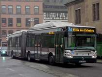 Iveco Iris- Gelenkbus in den Stra�en der Altstadt von Strasbourg unterwegs. Dieses Bild enstand in der N�he der  Ancienne Douane  am 31.10.2011. 
