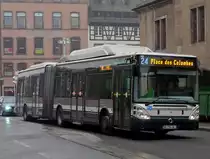 Iveco Iris- Gelenkbus in den Stra�en der Altstadt von Strasbourg unterwegs. Dieses Bild enstand in der N�he der  Ancienne Douane  am 31.10.2011. 