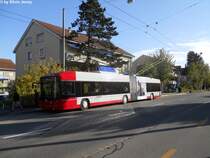 Stadtbus Winterthur Nr. 115 (Hess Swisstrolley 3 BGT-N1C) am 26.10.2011 bei der Endstation Oberwinterthur. Dieser und noch weitere SBW Fahrzeuge tragen derzeit ein TrafficBoard der ZKB, die auf die demn�chst stattfindenden internationalen Kurzfilmtage in der Eulachstadt aufmerksam macht.