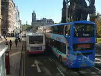 Edinburgh am 20.10.2010, Princes Street: auf der linken Spur ein Bus von 'First', die nur einen geringen Anteil am Stadtverkehr besitzen. Auf der rechten Spur: Busse der 'Lothian Buses' zu dem auch der Airlink geh�rt (http://www.flybybus.com/). 