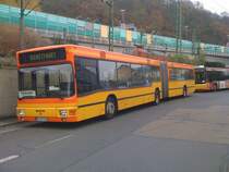 KO-RY 348 ist auch nach der BuGa 2011 weiterhin in Koblenz unterwegs. Der MAN NG312 wurde zur Zeit der Bundesgartenschau als P&R-Bus und Schulbus eingesetzt, nun ist der ehem. Wagen 153 der KVG im Schulverkehr unterwegs. Einmalig im KEVAG-Fuhrpark sind die Au�enschwingt�ren. (Koblenz, 9.November 2011)
