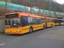 KO-RY 348 ist auch nach der BuGa 2011 weiterhin in Koblenz unterwegs. Der MAN NG312 wurde zur Zeit der Bundesgartenschau als P&R-Bus und Schulbus eingesetzt, nun ist der ehem. Wagen 153 der KVG im Schulverkehr unterwegs. Einmalig im KEVAG-Fuhrpark sind die Au�enschwingt�ren. (Koblenz, 9.November 2011)