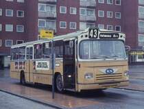 Kopenhagen, Søborg (Soeborg) KS-Buslinie 43 (Leyland / DAB 388) Søborg Torv am 29. Dezember 1973.
