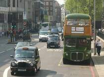 London am 22.04.2011, ein Routemaster als Werbebus f�r Harrod's Kaufhaus