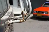 Nicht gerade vertrauenserweckend wirkt die Dachaufstiegsleiter eines Lokalbus im Busterminal von Surat Thani. Bild vom 23.Aug. 2011.