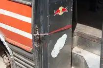 Da man den Antrieb ausgebaut hat, wurde die hintere T�re dieses Lokalbuses  Fachm�nnisch  fixiert. Aufgenommen
im Busterminal von Surat Thani am 23.Aug. 2011.