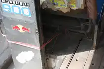 Da man den Antrieb ausgebaut hat, wurde die hintere T�re dieses Lokalbuses  Fachm�nnisch  fixiert. Aufgenommen
im Busterminal von Surat Thani am 23.Aug. 2011.