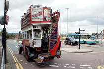 Chester - Grafschaft Cheshire, Nordwestengland. Gar nicht so einfach auf das Oberdeck zu kommen, etwas sportlich sollte man schon sein. Diese Busse wurden zwischen 1910 und 1912 in Walthamstam, London auch f�r die LGOC ( London General Omnibus Company Ltd. ) gebaut. Der Nachbau ist in Chester auch eine Touristenattraktion und erfreut alle Fotofreunde. 13.8.2011