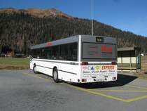 MB 405N der Firma Kessler (Reserve Fahrzeug) f�hrt im Auftrag der VBD auf der Linie 1. Davos Laret, Landhaus, 15.11.2011.
