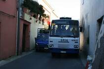 In den schmalen Gassen von Pr�cida geht es oft nur in Schritttempo zu. In gelassener Routine man�vriert der Busfahrer in Millimeterarbeit sein Fahrzeug an einem haltenden Kleinlaster eines Gem�seh�ndlers vorbei; 26.01.2008