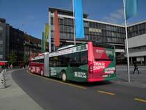 Mercedes Citaro mit der Betriebsnummer 137 und der Vollwerbung f�r Thun S�d Shopping Zentrum Oberland am Bahnhof in Thun. Die Aufnahme stammt vom 12.10.2011.