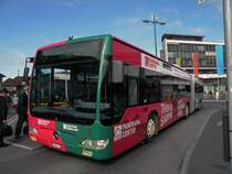 Mercedes Citaro mit der Betriebsnummer 137 und der Vollwerbung f�r Thun S�d Shopping Zentrum Oberland am Bahnhof in Thun. Die Aufnahme stammt vom 12.10.2011.