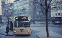 Kopenhagen AB Buslinie 32 (1057 - Hersteller: Volvo / Aabenraa Karosserifabrik) H. C. Andersens Boulevard / Rådhusplads (Rathausplatz) am 6. Januar 1974. - AB = Amagerbanens Omnibusruter. Diese ursprüngliche Eisenbahngesellschaft betrieb eigene Omnibuslinien auf der Insel Amager und - zusammen mit Københavns sporveje (den Kopenhager Strassenbahnen) - Omnibuslinien bis zum Kopenhagener Rathausplatz, u.a. die Linie 32 zwischen Rådhusplads und Kastrup Lufthavn (Flughafen).   