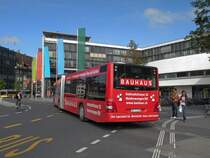 MAN Bus mit der Betriebsnummer 122 und der Vollwerbung f�r das Bauhaus auf der Linie 21 am Bahnhof in Thun. Die Aufnahme stammt vom 12.10.2011.