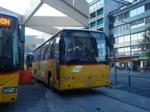PostAuto Wallis - Nr. 20/VS 243'996 - Volvo am 22. November 2011 beim Bahnhof Sion