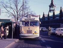 Kopenhagen KS Buslinie 37 (Leyland-DAB 914) Holmens Bro / Børsgade im April 1969. - Das Gebäude rechts im Bild ist die Börse.