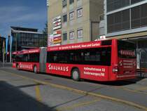 MAN Bus mit der Betriebsnummer 122 und der Vollwerbung f�r das Bauhaus auf der Linie 21 am Bahnhof in Thun. Die Aufnahme stammt vom 12.10.2011.