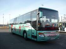 Ein Setra S 415 H der Fa. Pflieger, B�blingen macht Pause, am ZOB in B�blingen