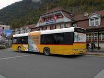 Solaris Postauto auf der Linie 103 nach B�nigen am Bahnhof Interlaken Ost. Die Aufnahme stammt vom 13.10.2011.